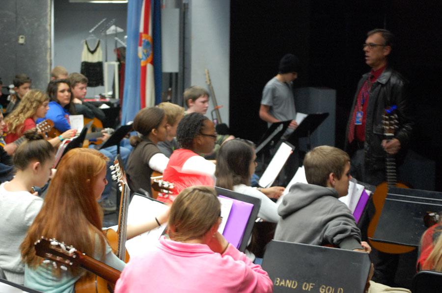 Students perform holiday tunes for crowd 