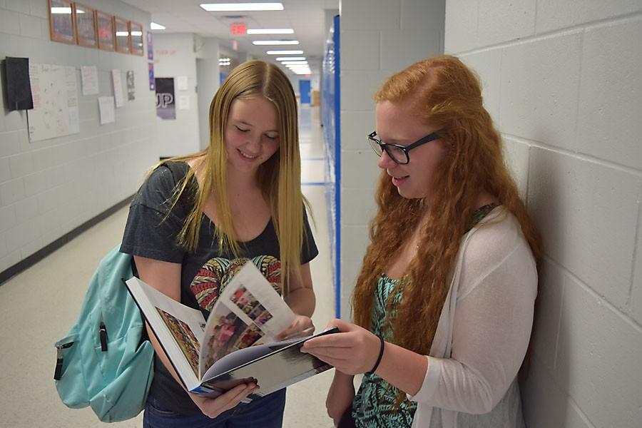 Karli Littlefeild and Nicole Warner enjoy their yearbooks. 