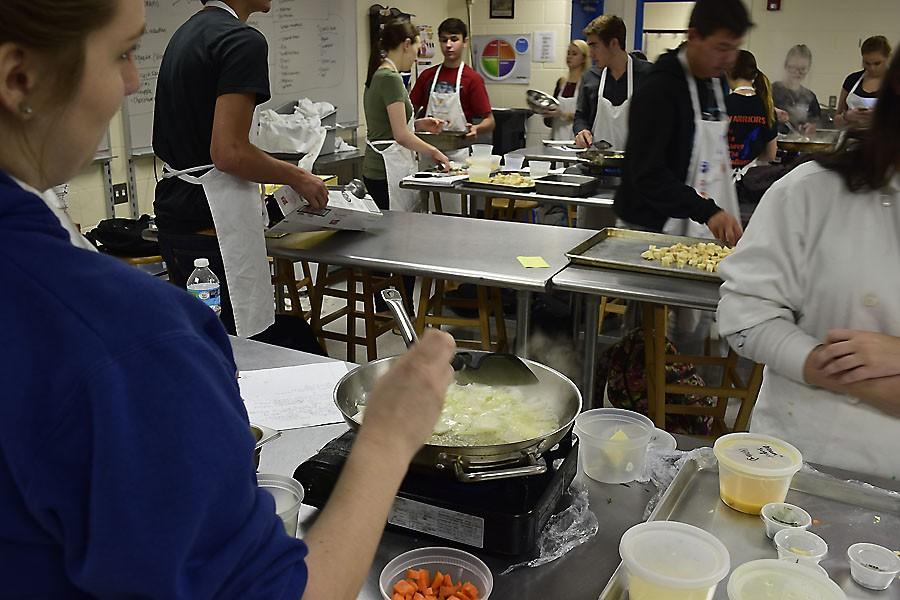 Students+make+stuffing+in+Culinary+III+on+Thursday.