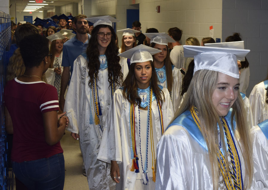 Seniors+march+in+caps+and+gowns