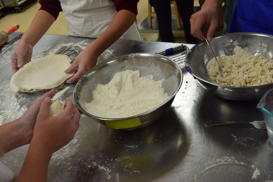 Student+chefs+prepare+pies