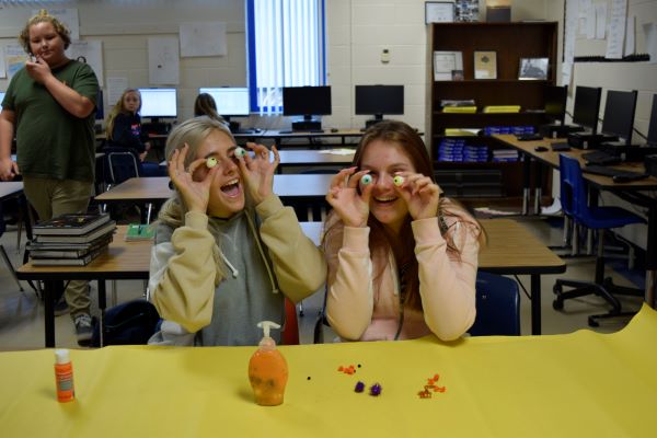 Kylie Kagan and Johana Campas are getting in the fall spirit by making spooky DIYs.