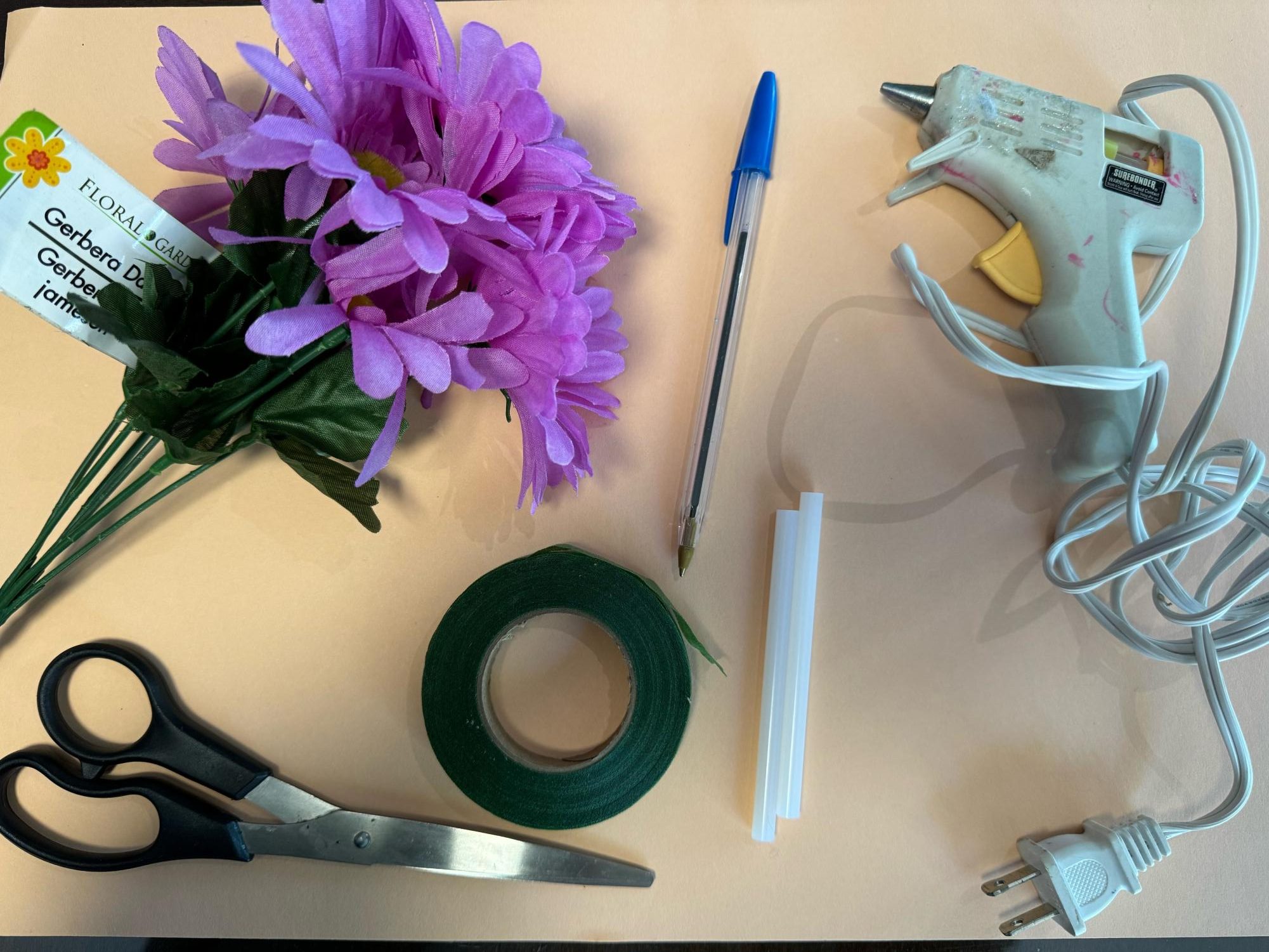 The materials you need to make the DIY flower pens.