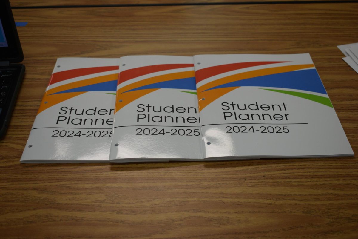 Counselor Cafe hands out planners